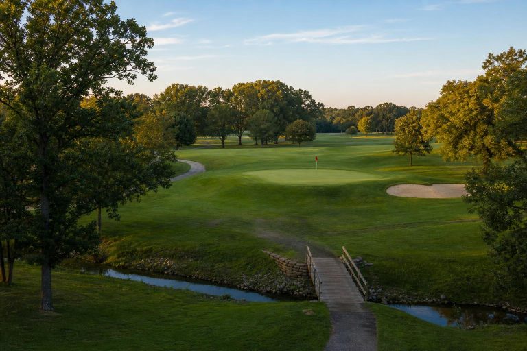 StonyCreek Golf Club 시그니처 그린과 Stony Creek 시내 다리 노블스빌 인디애나 StonyCreek Golf Club Noblesville Indiana parkland