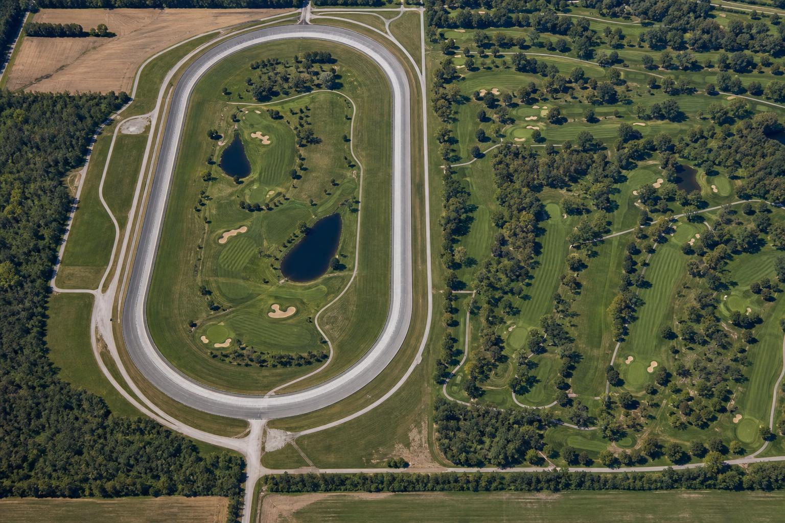 Brickyard Crossing 항공 뷰 인디 500 트랙 안 골프 4홀과 외부 14홀 인디애나폴리스 모터 스피드웨이 Indianapolis Motor Speedway aerial Pete Dye