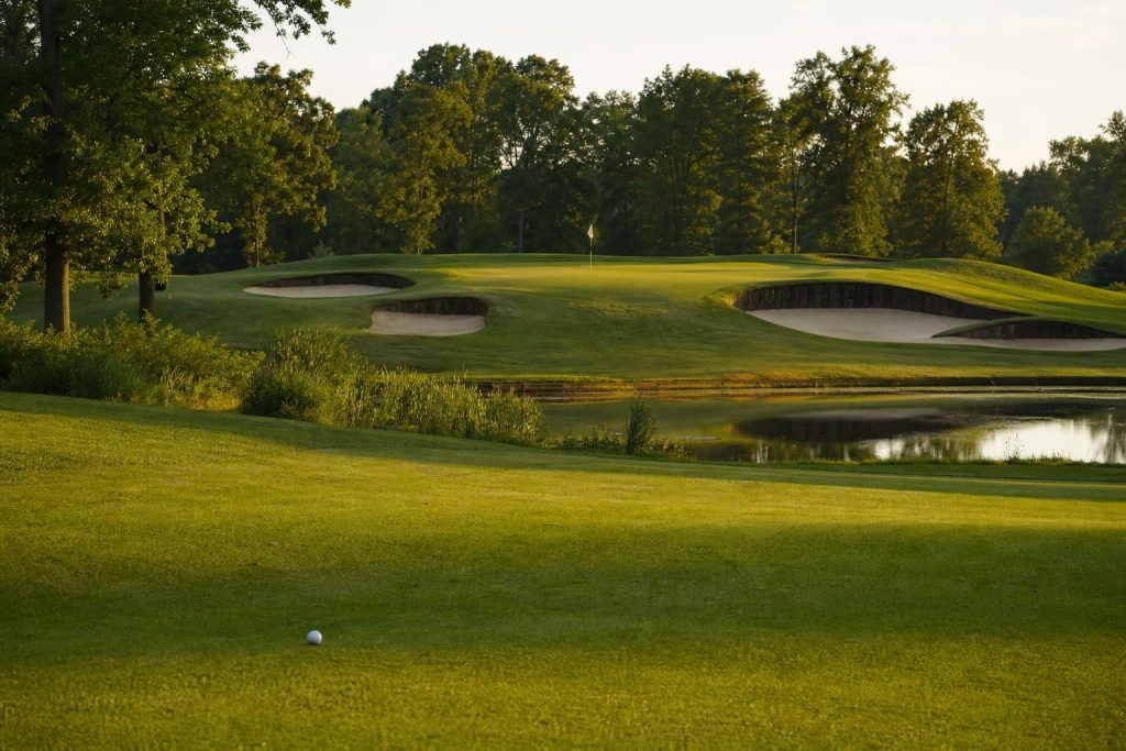 Crooked Stick 페어웨이에서 elevated green을 바라보는 한국 골퍼 시점 Pete Dye Carmel Indiana