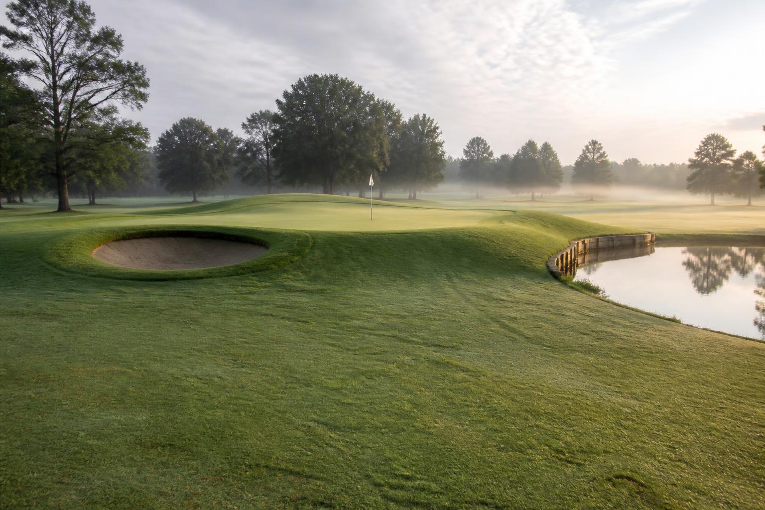 Brickyard Crossing 페어웨이에서 그린 바라보는 한국 골퍼 시점 Pete Dye 포트 벙커 철도 침목 5월 아침 안개 Indianapolis Indiana