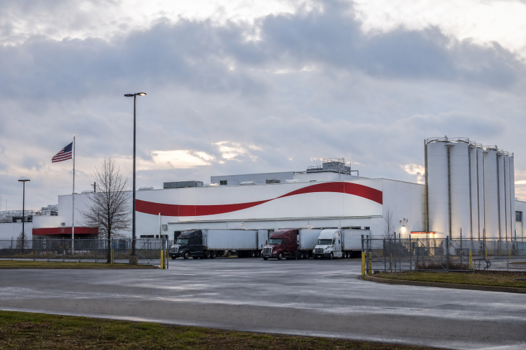 인디애나폴리스 코카콜라 컨솔리데이티드 보틀링 시설 외관 야경 Indianapolis Coca-Cola Consolidated bottling plant