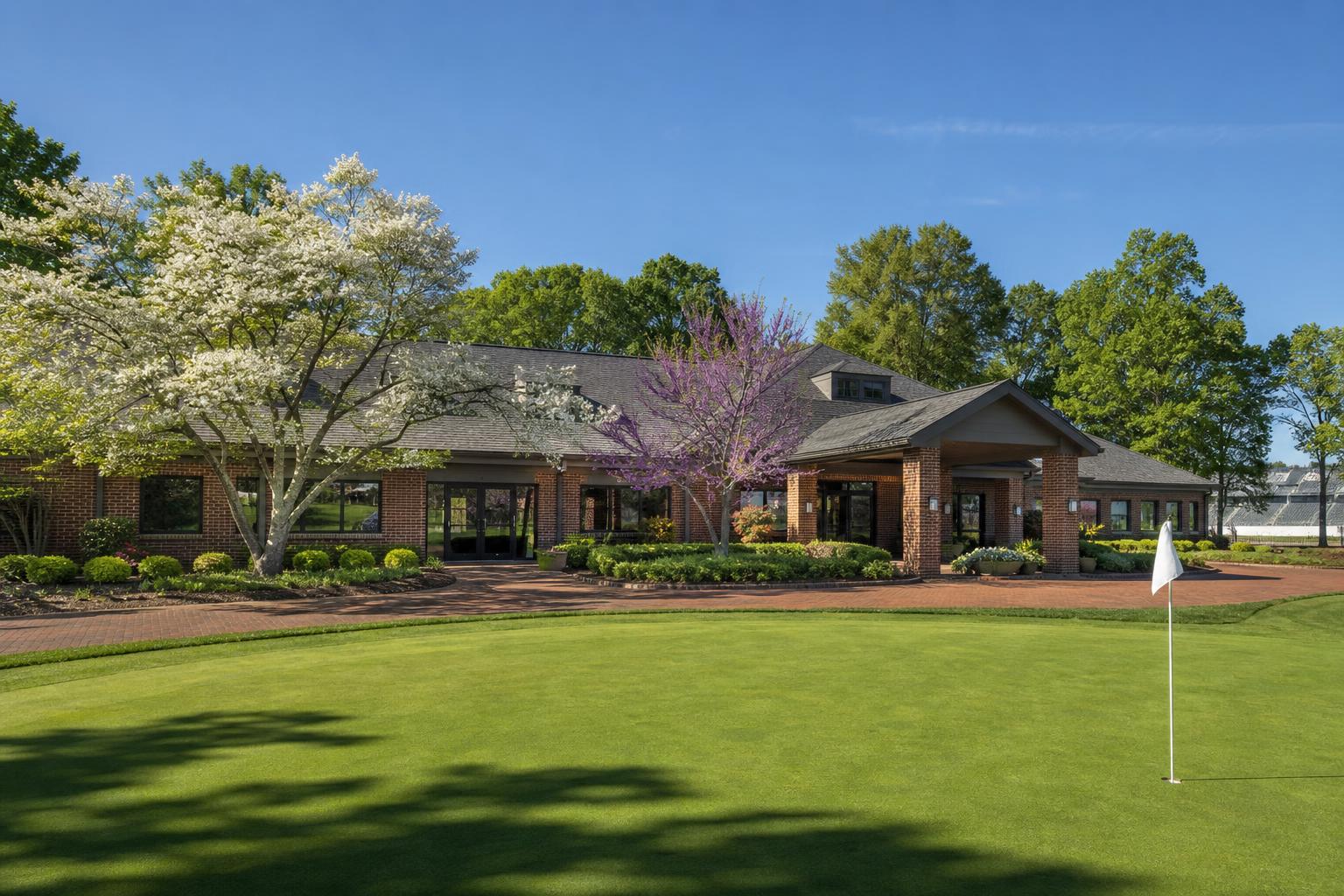 Brickyard Crossing 클럽하우스 5월 인디애나 봄꽃 적갈색 벽돌 외관 Brickyard 명칭 시각 일치 connecting practice green Pete Dye Indianapolis