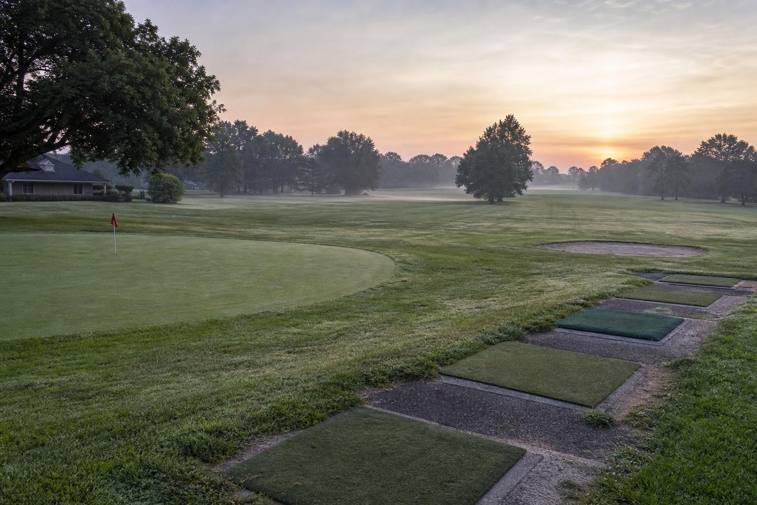 Sahm Golf Course 이른 아침 연습장 인디애나폴리스 시영 골프 코스 driving range Sahm Golf Club Indianapolis practice