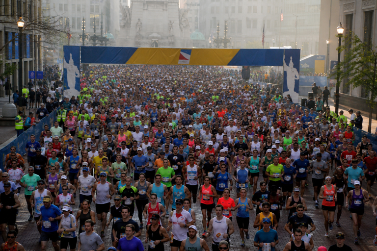 인디 미니 마라톤 50회 대회 — 인디애나폴리스 모뉴먼트 서클 시작선 (Indianapolis 500 Festival Mini-Marathon 50th anniversary start, Monument Circle, downtown Indianapolis)