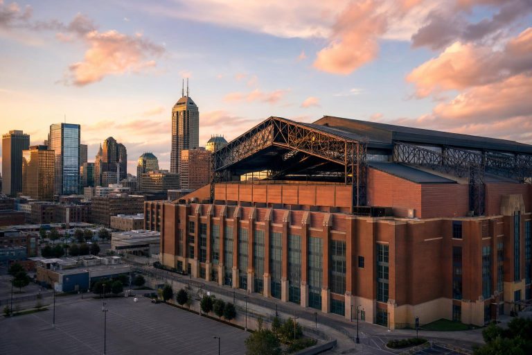 인디애나폴리스 다운타운 루카스 오일 스타디움 외관 — 콜츠 2026 NFL 시즌 일정 공개 (Lucas Oil Stadium Indianapolis Colts 2026 schedule)