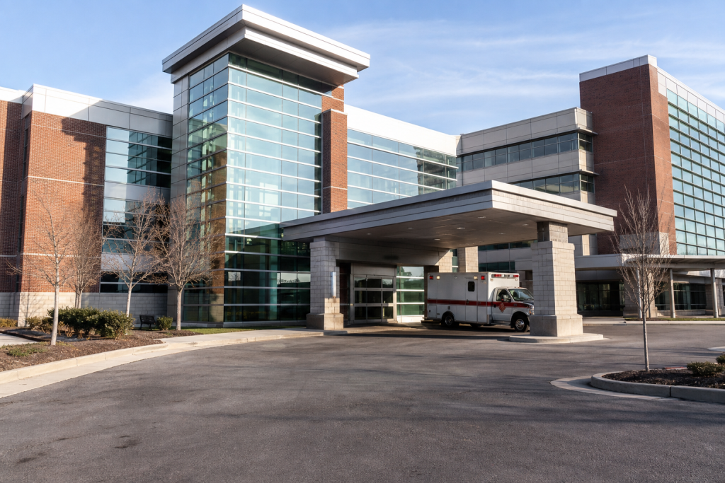 인디애나주 메디케이드 병원 결제 개편 발표 — 응급실 입구가 있는 미국 병원 외관 Indiana hospital exterior with ambulance entrance Medicaid hospital payment reform
