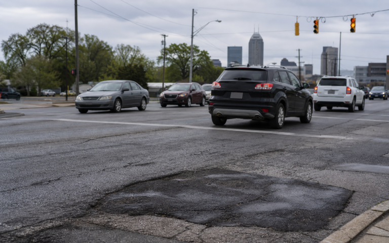 인디애나폴리스 시내 도로의 포트홀과 차량들 (Damaged road and cars in Indianapolis, Indiana)