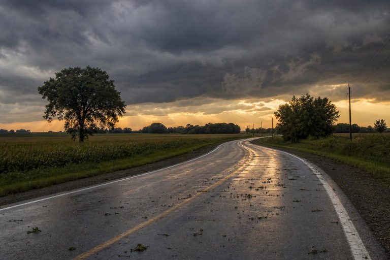 인디애나 중부 시골 도로 위로 물러나는 폭풍 구름 / Indiana storm aftermath countryside road tornado