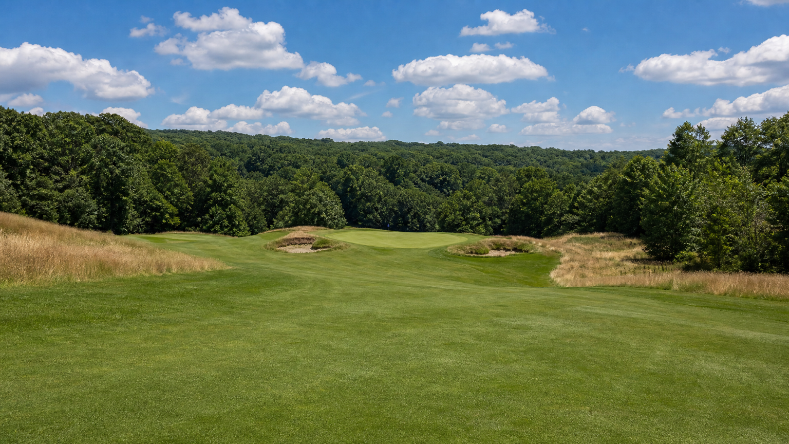 파우 코스 페어웨이에서 elevated 그린을 바라보는 한국 골퍼 시점 Steve Smyers eyebrow 벙커 Bloomington Pfau Course fairway view Indiana