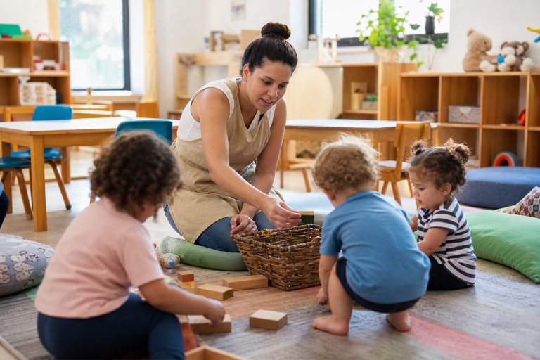 인디애나 보육시설 어린이집 내부에서 보육교사가 유아들과 놀이하는 모습 Indiana childcare daycare classroom