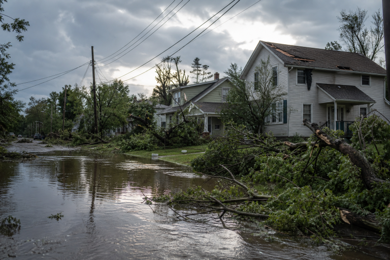 인디애나 폭풍 피해를 입은 주택가의 침수된 도로와 쓰러진 나무 (Indiana storm damage flooded residential street)
