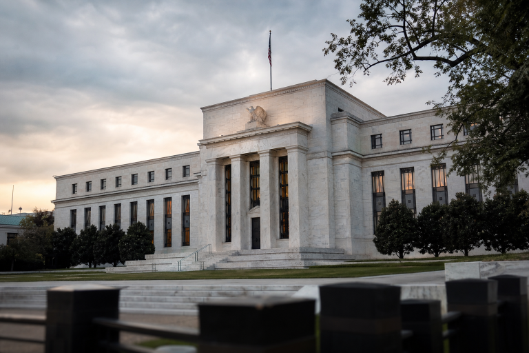 구름 낀 하늘 아래 미국 연방준비제도 본관 건물 Federal Reserve Alan Greenspan 추모 콘셉트 이미지