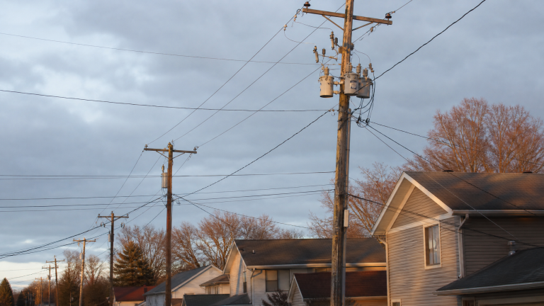 인디애나폴리스 교외 전력 송전선과 전봇대 AES 인디애나 전기요금 Indiana power lines utility rate