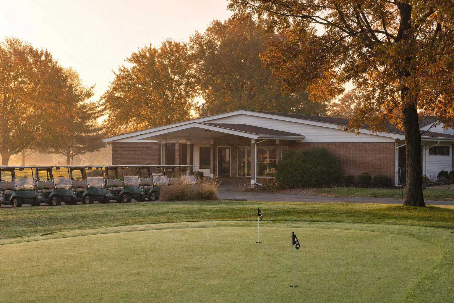 Sarah Shank Golf Course 클럽하우스 프로숍 시영 매거진 인디애나폴리스 남쪽 가을 아침 Sarah Shank clubhouse Indianapolis Indiana