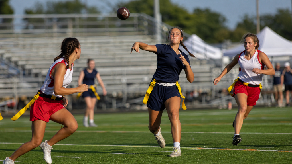 인디애나 고교 여자 플래그풋볼 경기 장면 — Indiana high school girls flag football game