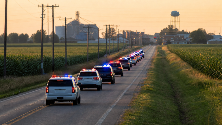 인디애나 시골 국도를 지나는 경찰 차량 운구 행렬 Indiana law enforcement procession rural highway Randolph County