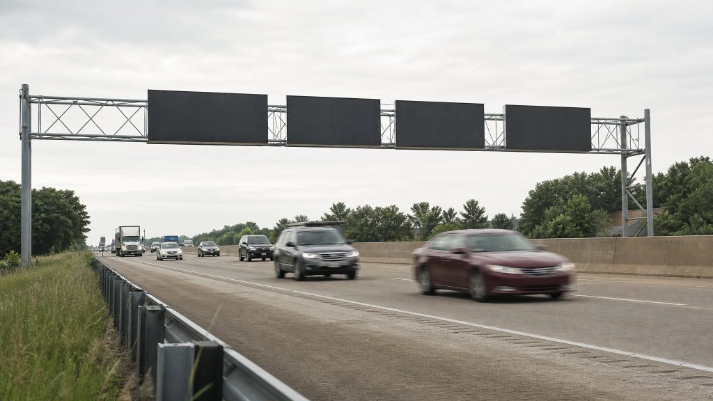 I-465 인디애나폴리스 고속도로 위 전광 표지판 가림막 (Indiana I-465 covered variable speed limit signs)