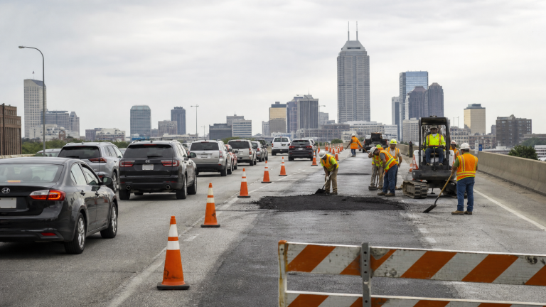 인디애나폴리스 다운타운 I-65 남행 차로 긴급 노면 보수 작업 (I-65 downtown Indianapolis emergency pavement repair)