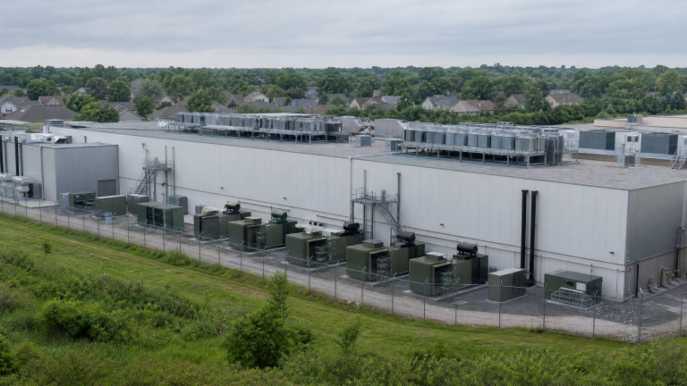 인디애나폴리스 교외 주택가 인근에 자리한 데이터센터 외관. Data center near a residential neighborhood on the outskirts of Indianapolis.