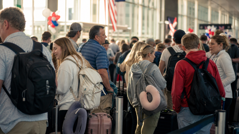 인디애나폴리스 국제공항에서 7월 4일 연휴 여행객들이 체크인 줄을 서 있는 모습 (Fourth of July travelers at Indianapolis International Airport)
